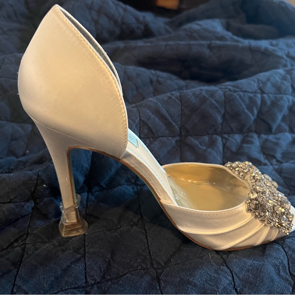 Betsy Johnson Ivory Satin peep toe Pumps - Picture 3 of 5